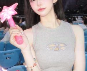 袜啵啵 – 熊熊的蓝色短棉袜（踩脏）写真作品集，展现生活中的小确幸
