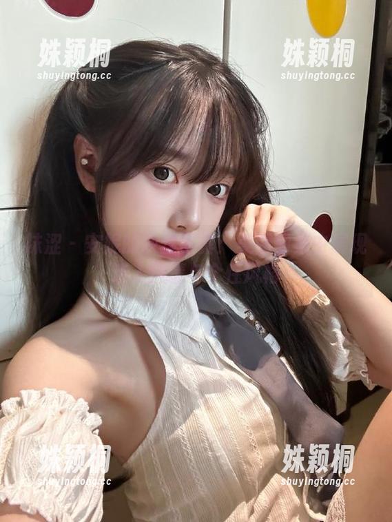 袜涩 - 安妮的灰丝写真：美图图集中展现迷人风情与个性风格