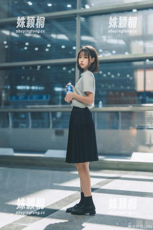 许岚LAN制服OL写真集精选，职场女性的力量与柔美，无法抗拒的魅力
