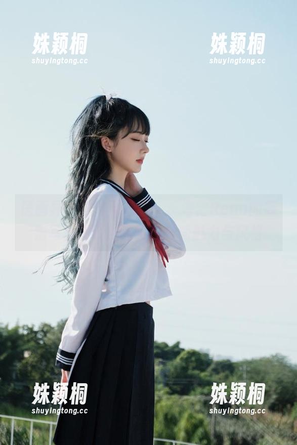 语画界 - 璀璨天台下，小海臀Rena的高清写真展现出独特的时尚魅力与风格