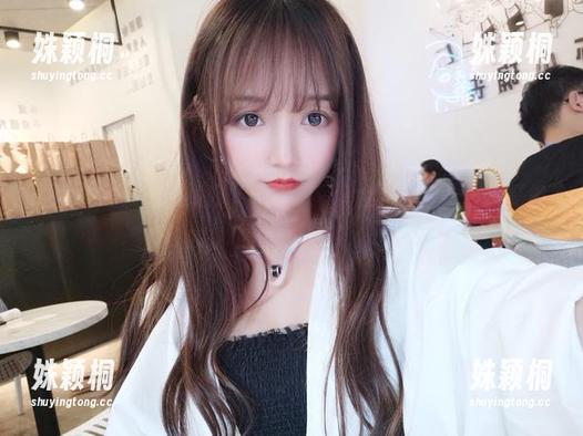 探秘“过期米线线喵”的丝袜写真合集：每一张都是视觉的盛宴