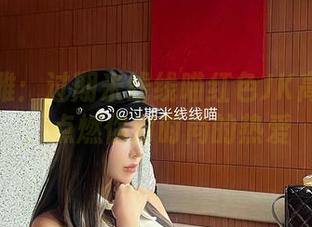 随性优雅：过期米线线喵红色JK高清写真，点燃你对时尚的热爱