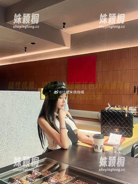 随性优雅：过期米线线喵红色JK高清写真，点燃你对时尚的热爱