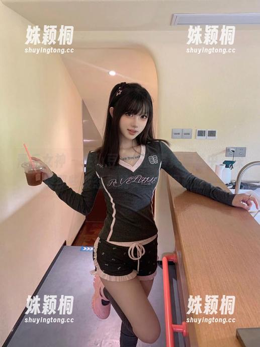 青丘女神-小豆 青丘女神 - 在小豆空姐的写真精选中,探索那些被忽视的美丽瞬间和故事