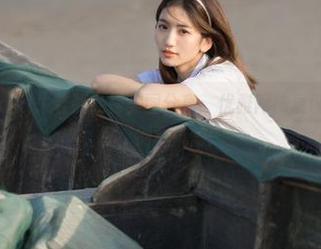 青豆客 – Akiki朱若慕私房美图分享：优雅网袜展现她的潮流态度，别样风情！