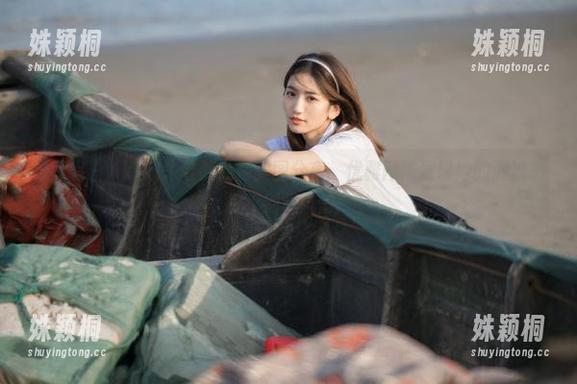 青豆客-Akiki朱若慕 青豆客 - Akiki朱若慕私房美图分享:优雅网袜展现她的潮流态度,别样风情!