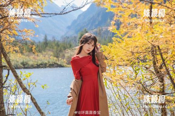 香草喵露露 精致写真合集:香草喵露露演绎杨枝甘露与露背裙裙的完美结合!